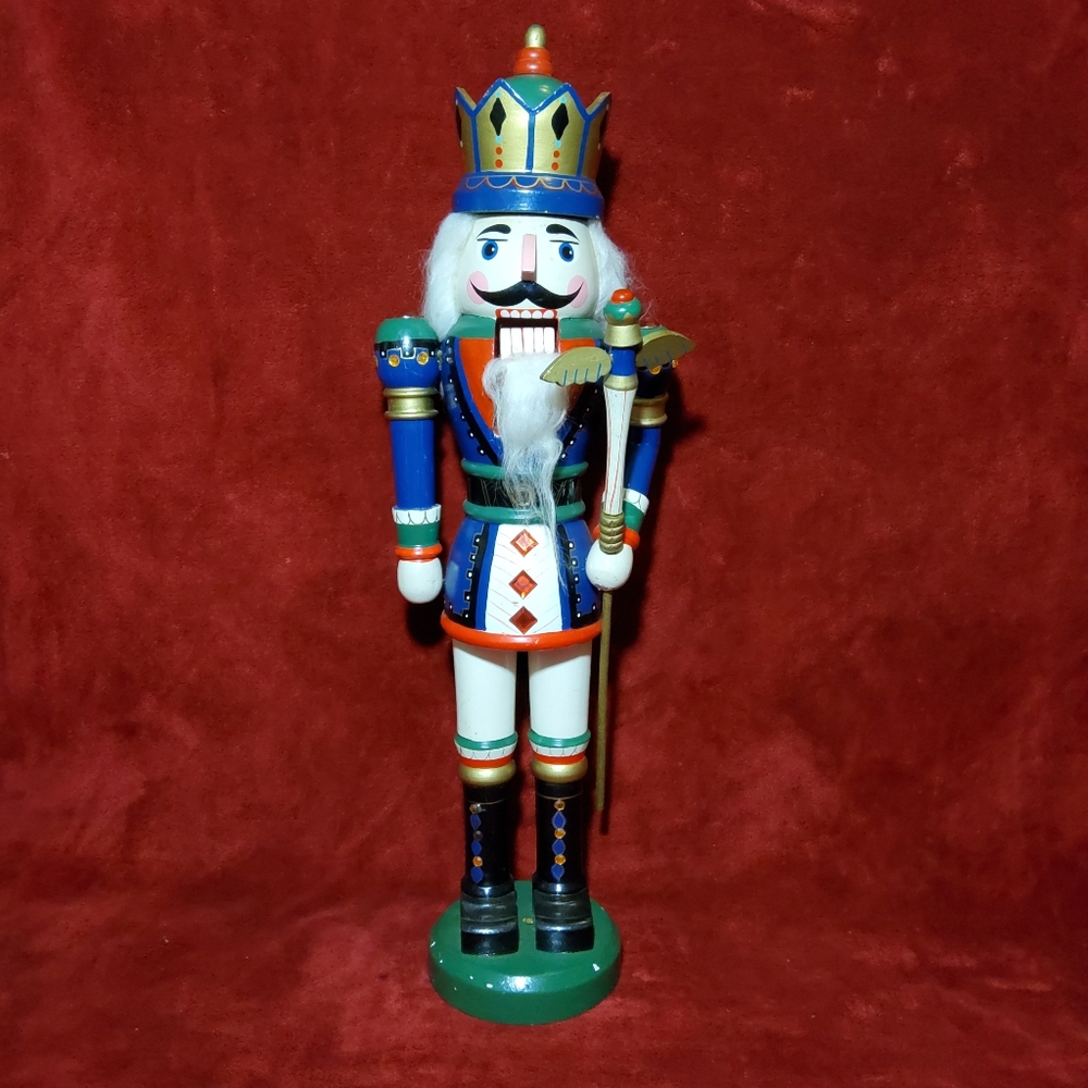 Vintage 1995 Christmas Signature Kingsbridge Hand Painted Wooden Nutcracker King